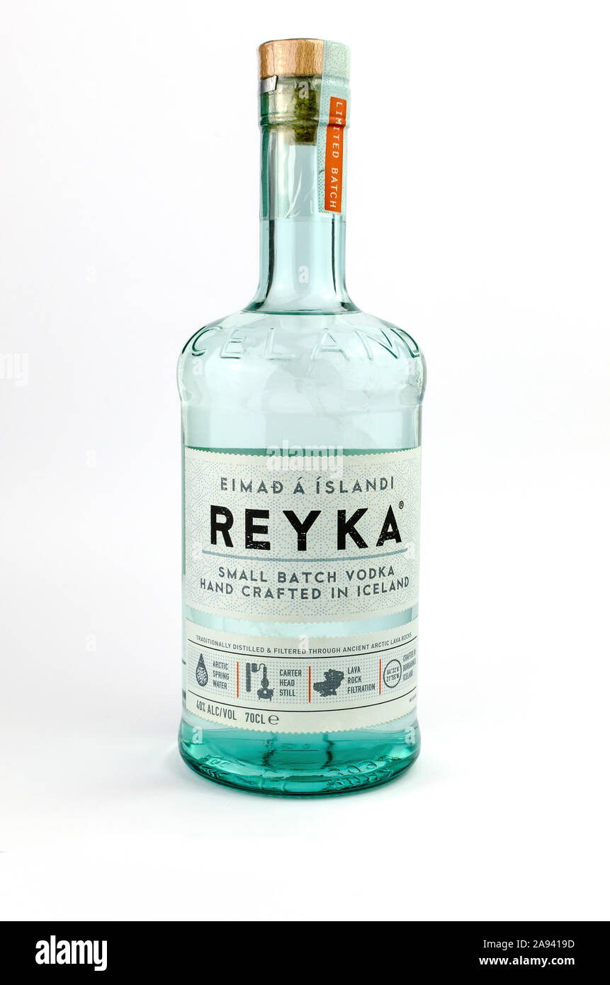 Flasche Reyka Vodka isoliert auf Weiss. Reyka in Island ist handgefertigt und gefiltert durch Lavagestein. Stockfoto