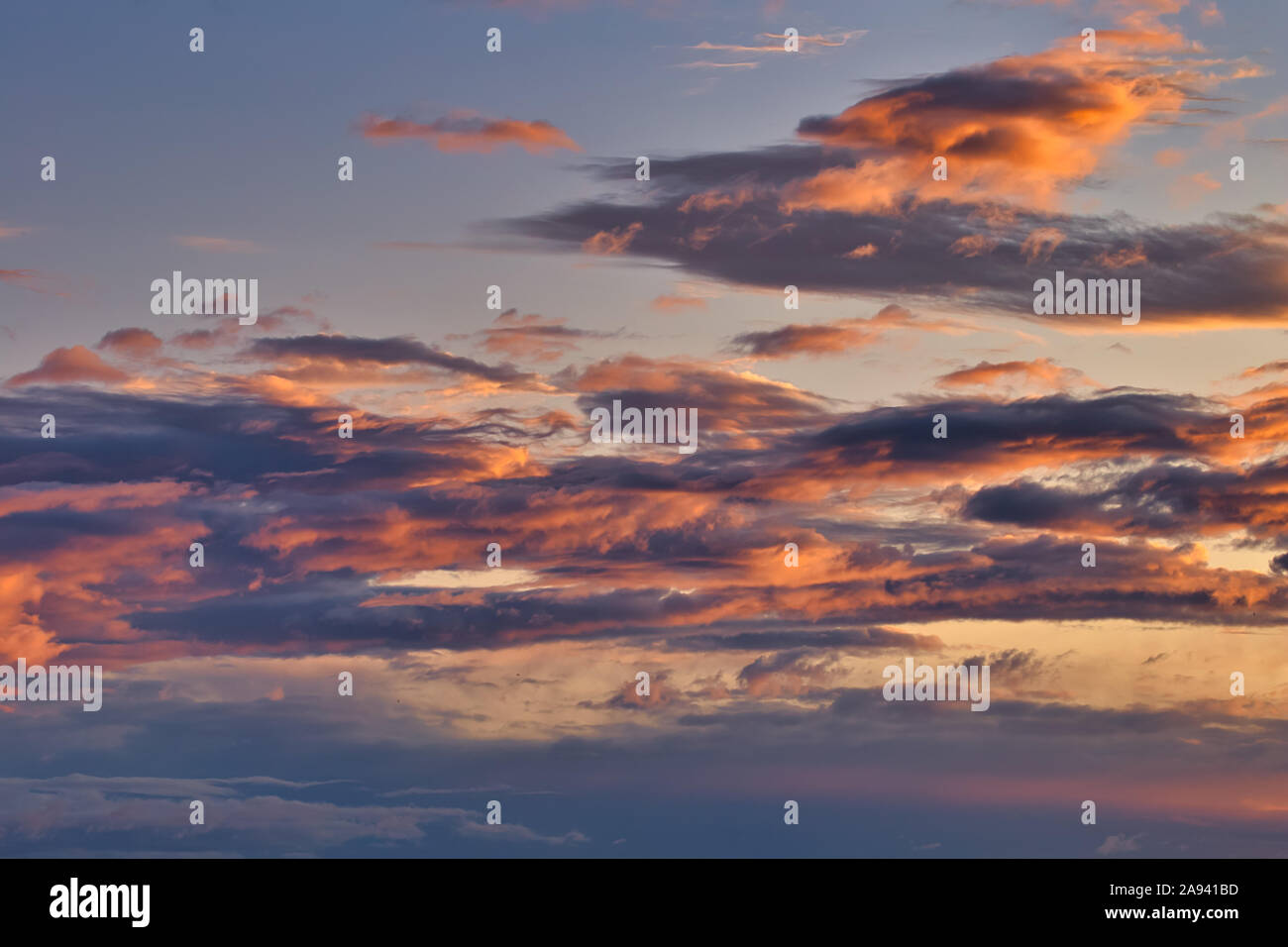Herbst Himmel vor der Morgendämmerung, die ersten Sonnenstrahlen Farbe des Himmels mit Wolken. Hintergrund, Textur, Platz für Text. Stockfoto