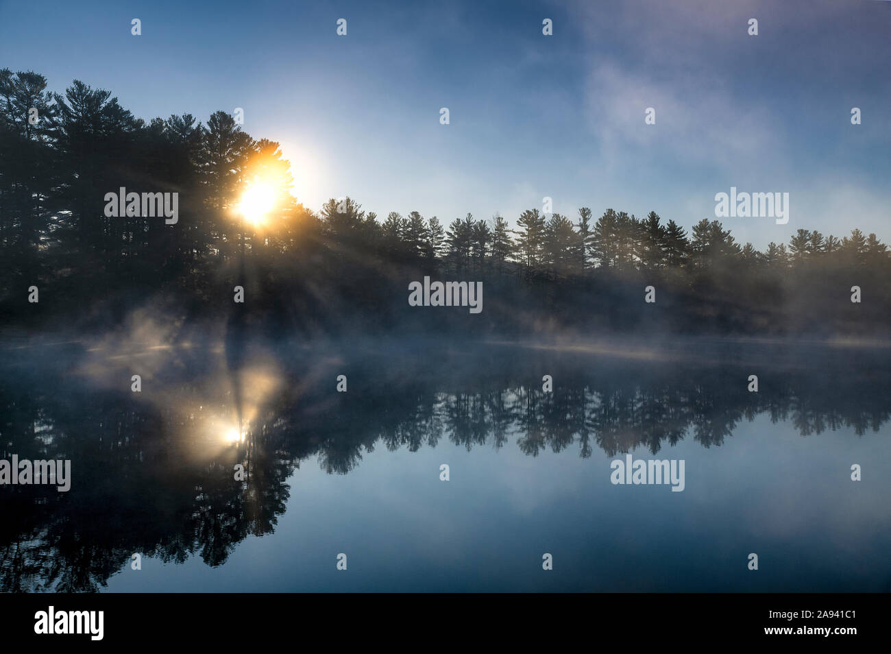 Misty Sonnenaufgang über dem See Rohunta, Athol, Massachusetts, USA. Stockfoto