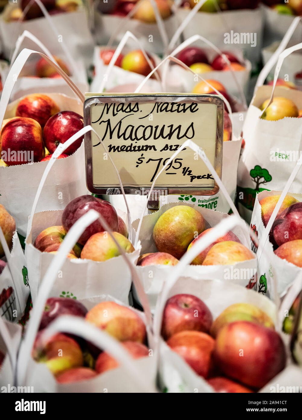 Frische Äpfel zum Verkauf an einen Bauernmarkt, Massachusetts, USA. Stockfoto