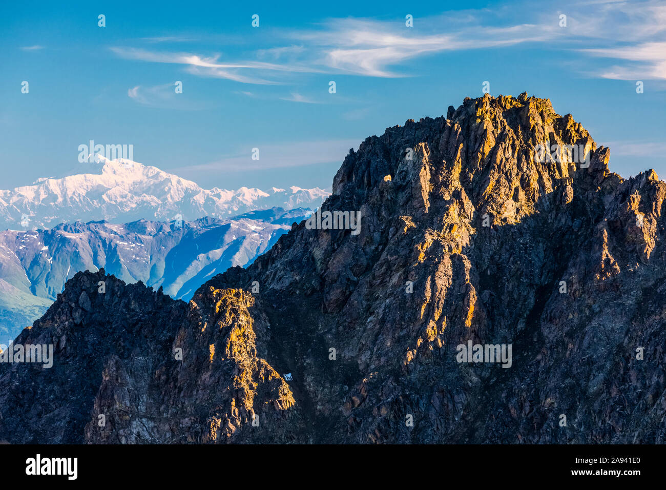 Gipfel des Pioneer Peak mit Denali im Hintergrund, Chugach Mountains; Alaska, Vereinigte Staaten von Amerika Stockfoto