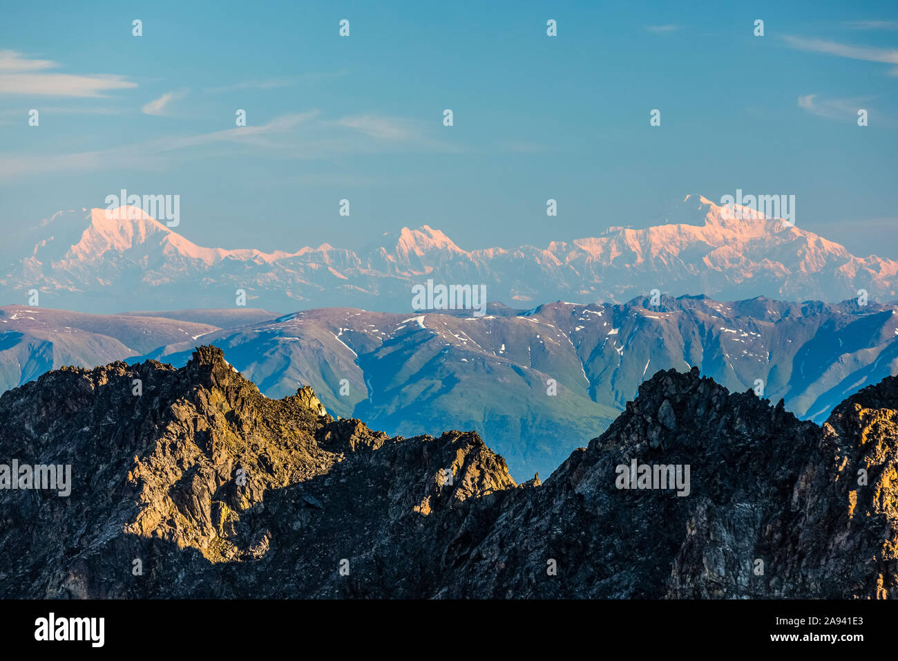 Fernansicht des Mount Foraker (links), Mount Hunter (Mitte) und Denali (rechts) mit Blick auf den Gipfelgrat des Pioneer Peak Stockfoto