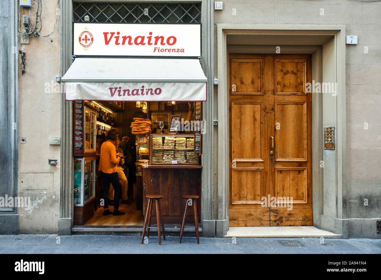 Die Außenseite des Vinaino Fiorenza, einem berühmten Wein bar verkaufen Florentiner Straße essen wie chiacciata con Finocchiona" (Fenchel Sandwich), Florenz, Italien Stockfoto