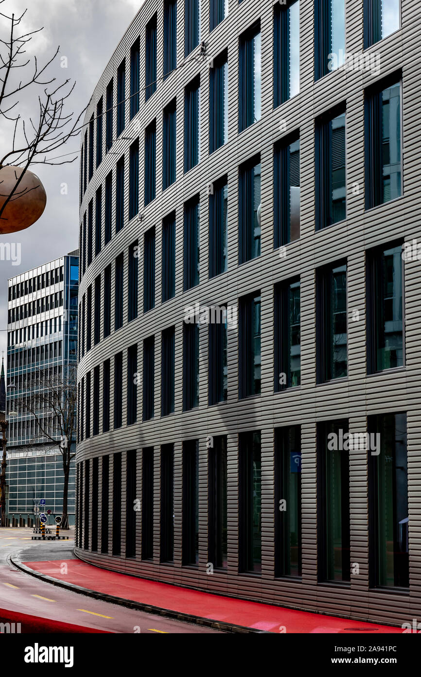 Fassade eines Geschäftsgebäudes mit Linien und Fenstern; St. Gallen, St. Gallen, Schweiz Stockfoto