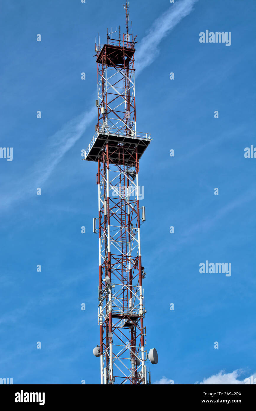 Zrenjanin, Serbien, 27. September 2019. Telecommunication Tower, die hoch in den Himmel. Stockfoto
