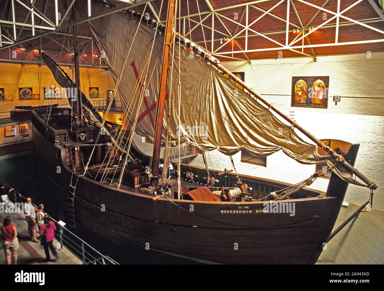 Portugiesische Segelmodalität vela latina verzurrte Caravel sialing Schiff Replikat in Bartolomeu Dias Museum in Mossel Bay, Südafrika Stockfoto