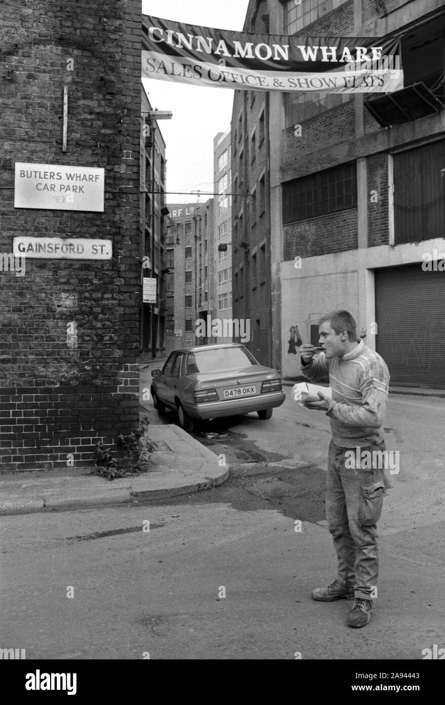 London Docklands Development 1987. Gainsford Street, Shad Thames Street, Cinnamon Wharf neue Show Wohnungen banner Bermondsey, Southwark, South East London. 1980 s UK. HOMER SYKES Stockfoto