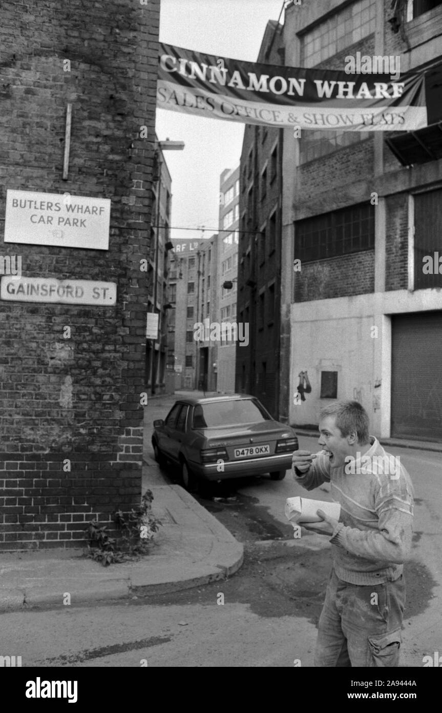 Gainsford Street, Shad Thames Street, Cinnamon Wharf neue Show wohnungen Banner der 80er Jahre. Butlers Wharf Gebäude der London Docklands Development 1987 Bermondsey, Southwark, South East London. UK. HOMER SYKES Stockfoto