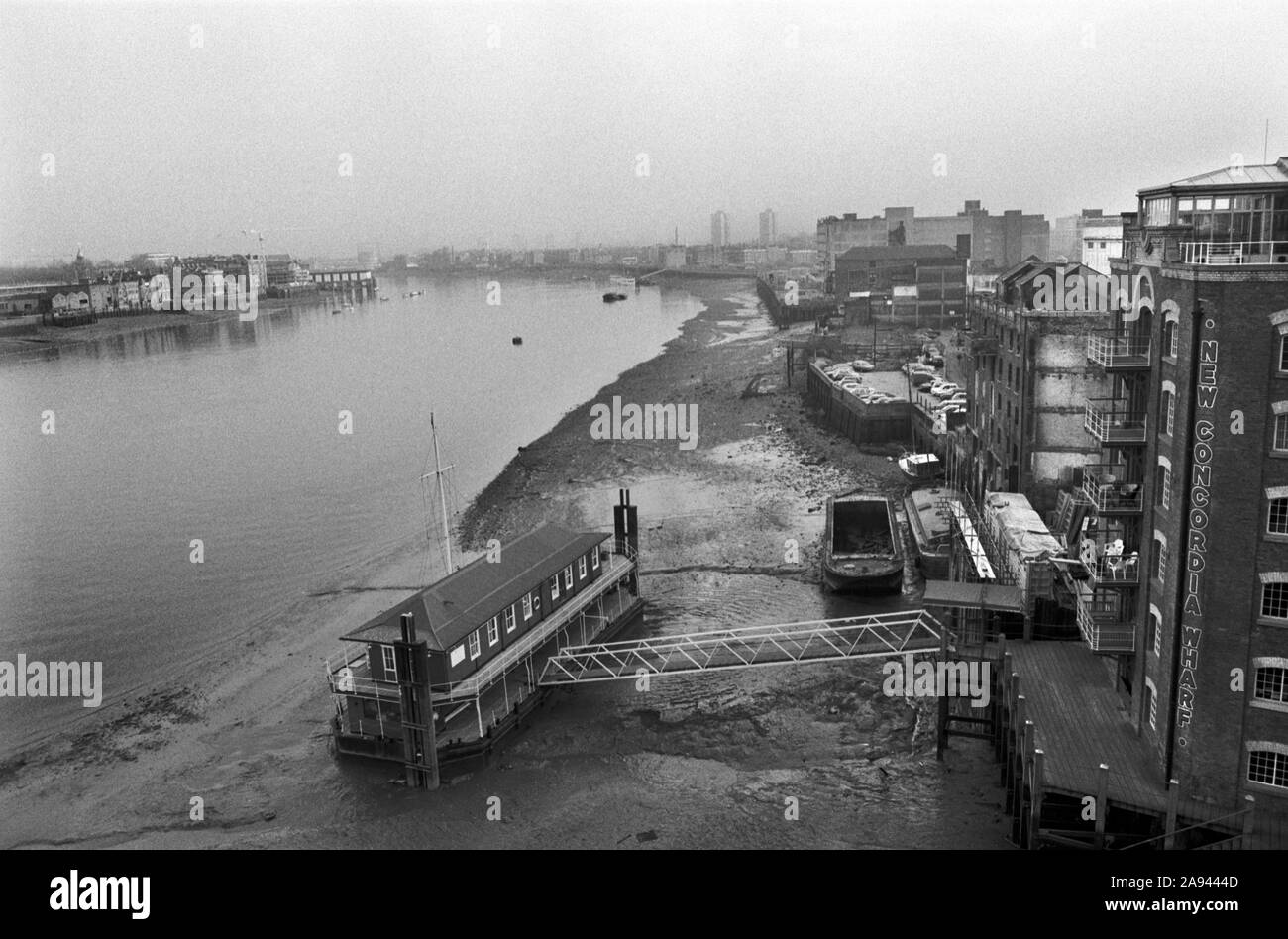 Docklands Development 1980s London UK. Neue Concordia Wharf Apartment Block. Themse alten Lagerhäuser Brachflächen, Southwark, Bermondsey, South East London. 1987 HOMER SYKES Stockfoto