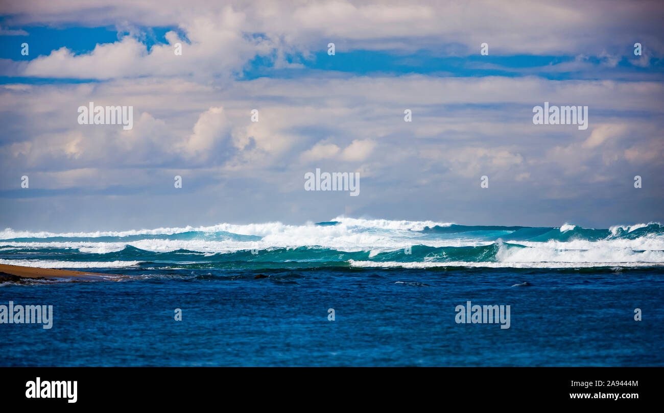 Wellen brechen im Pazifischen Ozean vor der Küste von Kauai, Oststrände; Kauai, Hawaii, Vereinigte Staaten von Amerika Stockfoto