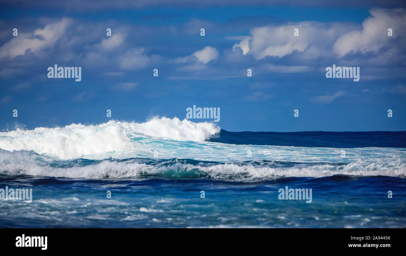 Wellen brechen im Pazifischen Ozean vor der Küste von Kauai, Oststrände; Kauai, Hawaii, Vereinigte Staaten von Amerika Stockfoto