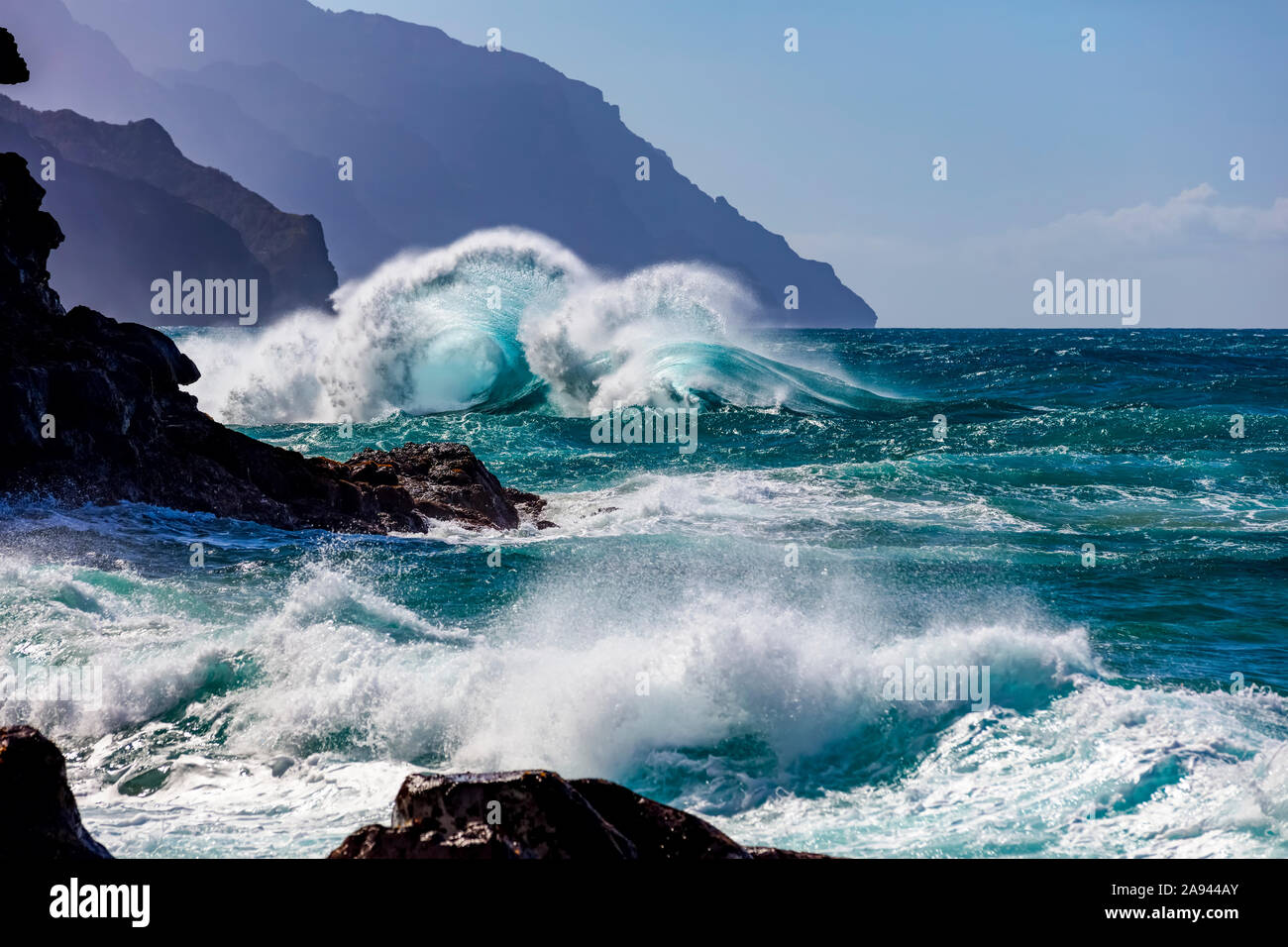 Große Wellen an der Na Pali Küste der Hawaiianischen Inseln; Kauai, Hawaii, Vereinigte Staaten von Amerika Stockfoto