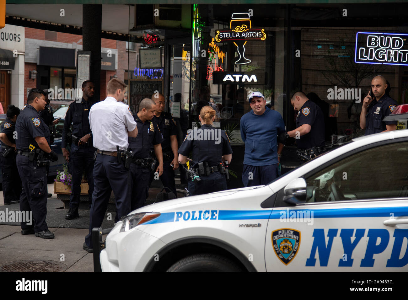 NYPD Polizei machen ein Anhalten auf der Straße in Nolita, Manhattan, New York. Stockfoto