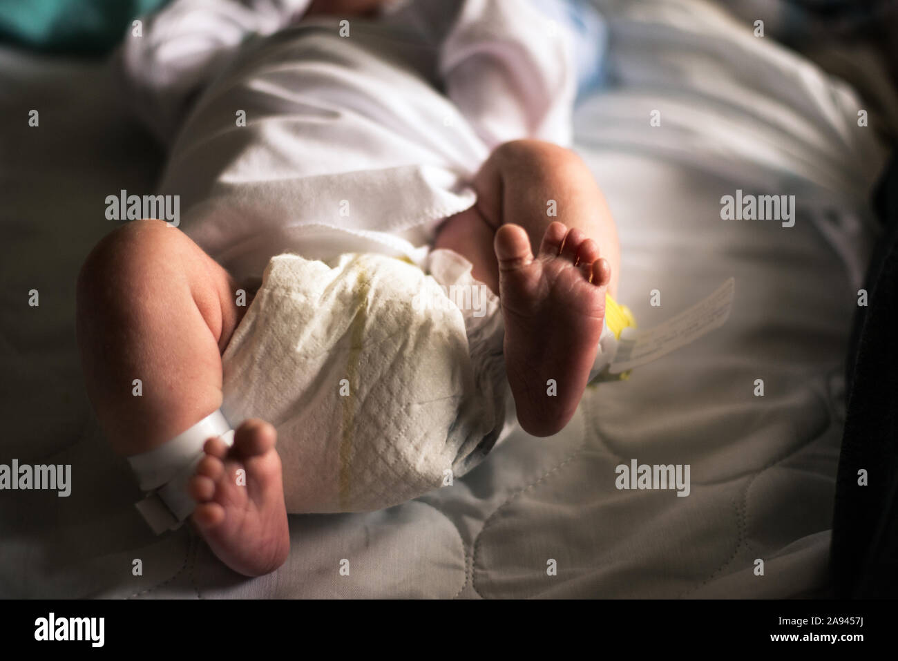Ein Neugeborenes tritt seine Füße. Stockfoto