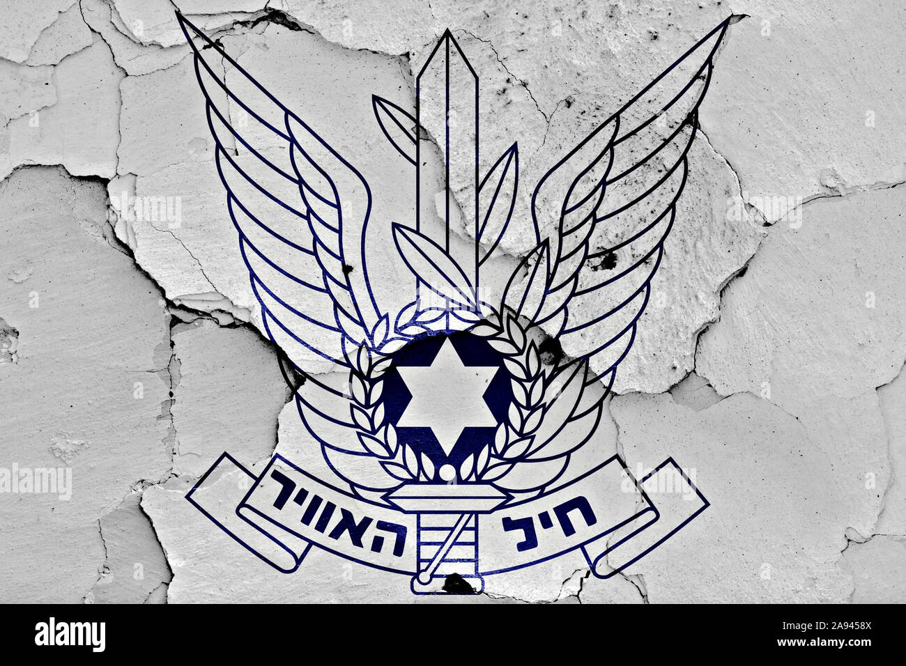Wappen der israelischen Luftwaffe malte auf Risse an der Wand Stockfoto
