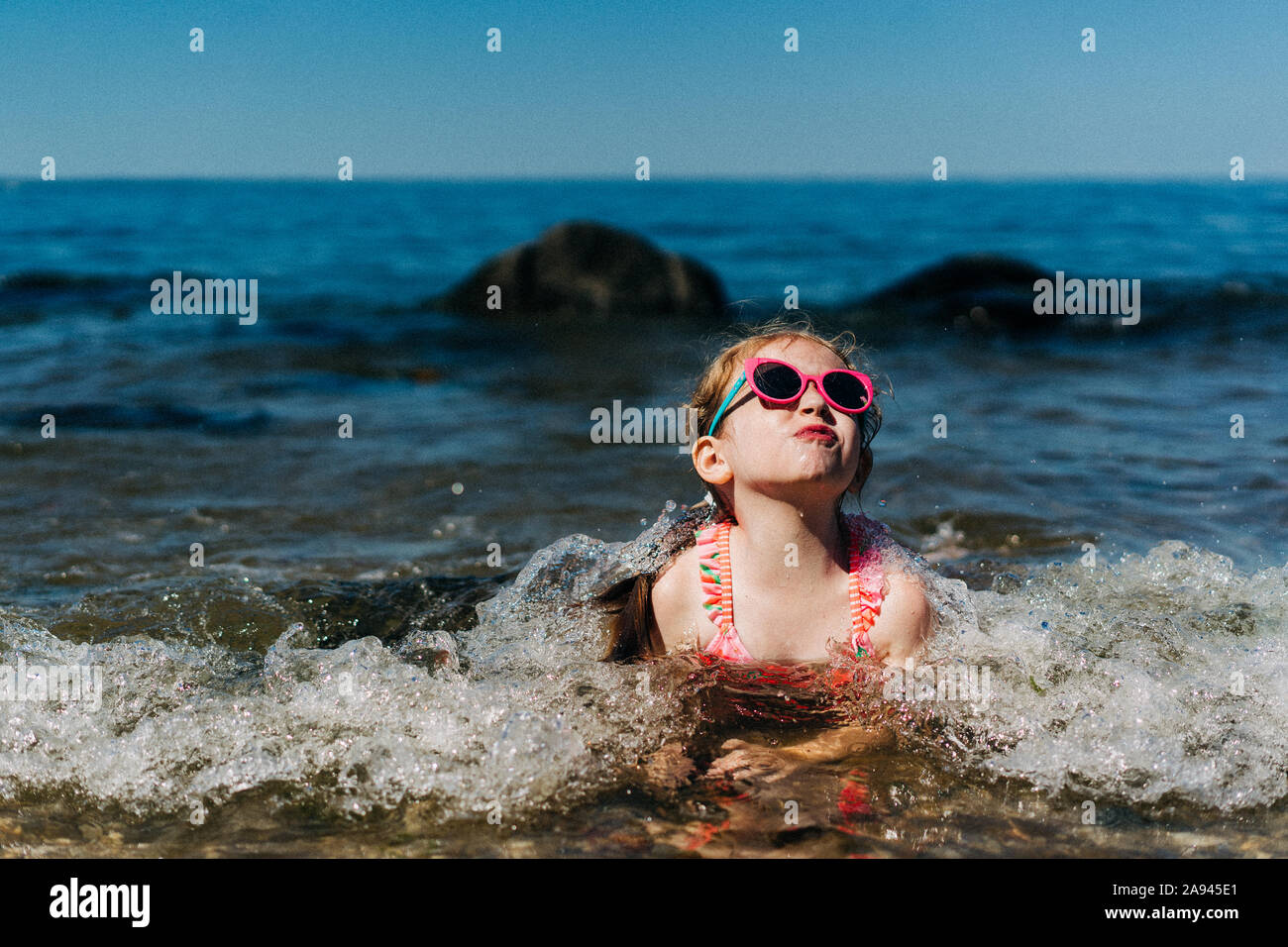 Ein kleines Mädchen schwimmt im Long Island Sound. Stockfoto