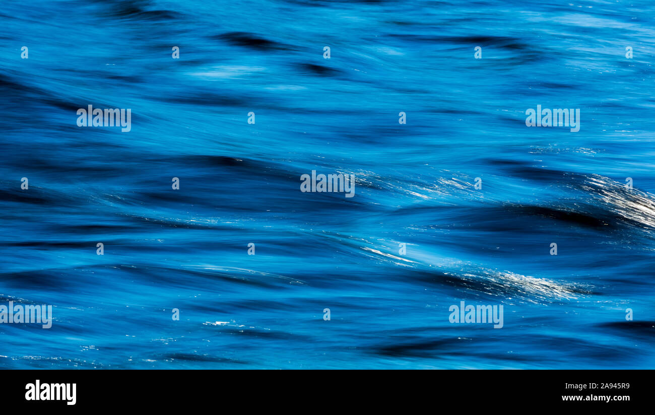 Fließendes blaues Wasser; British Columbia, Kanada Stockfoto