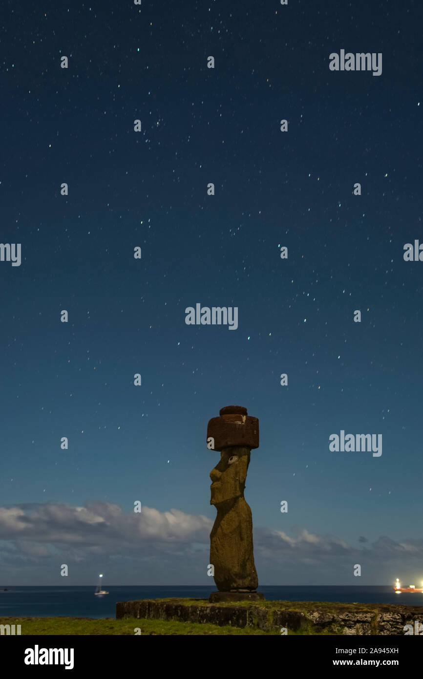 Ein einziger Moai in der Nacht gegen einen Sternenhimmel; Osterinsel, Chile Stockfoto