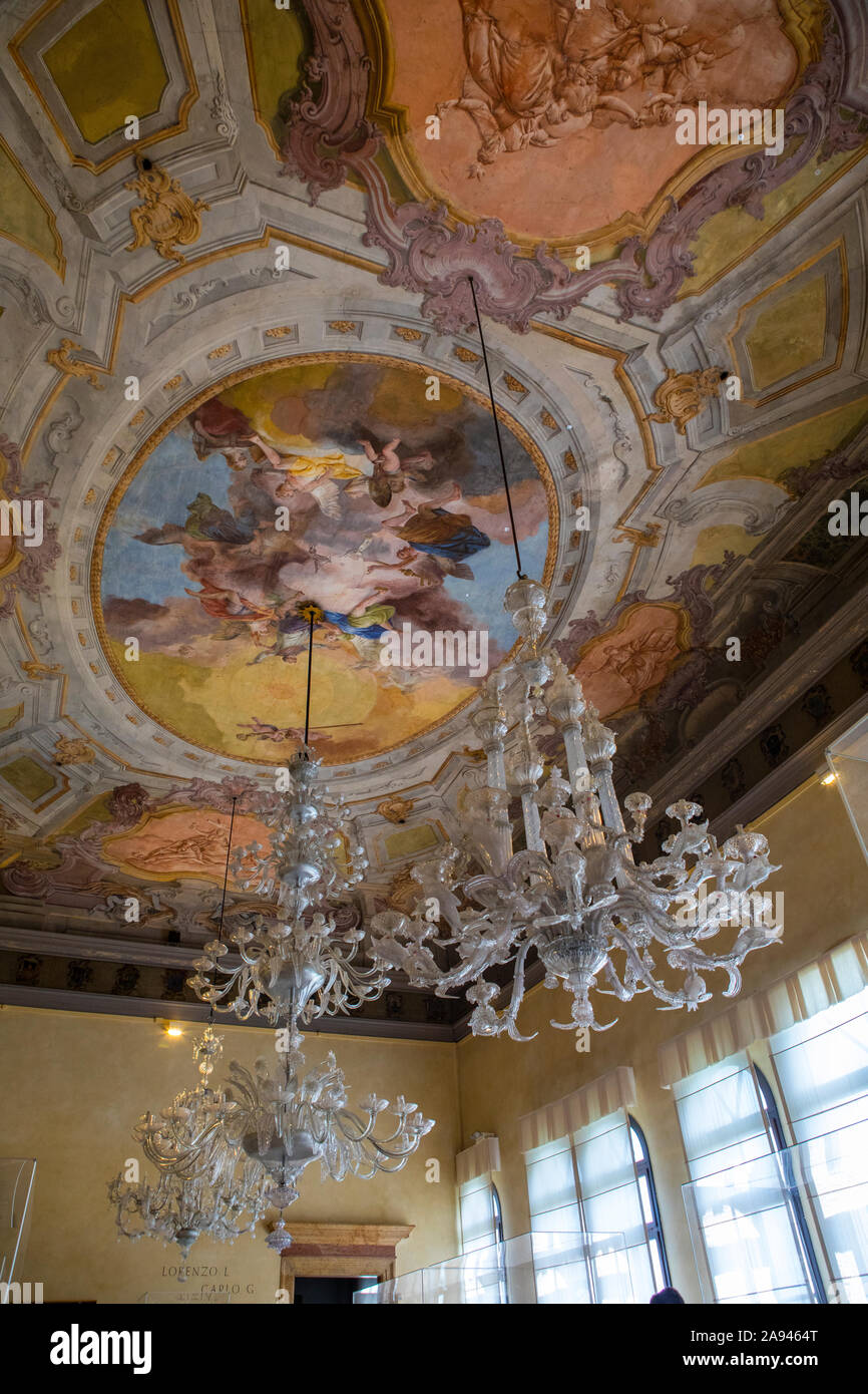 Murano, Italien - 19. Juli 2019: Die beeindruckende Decke in einem der Räume im Murano Glass Museum, auch bekannt als Museo Del Vetro, auf das Venetian ist Stockfoto