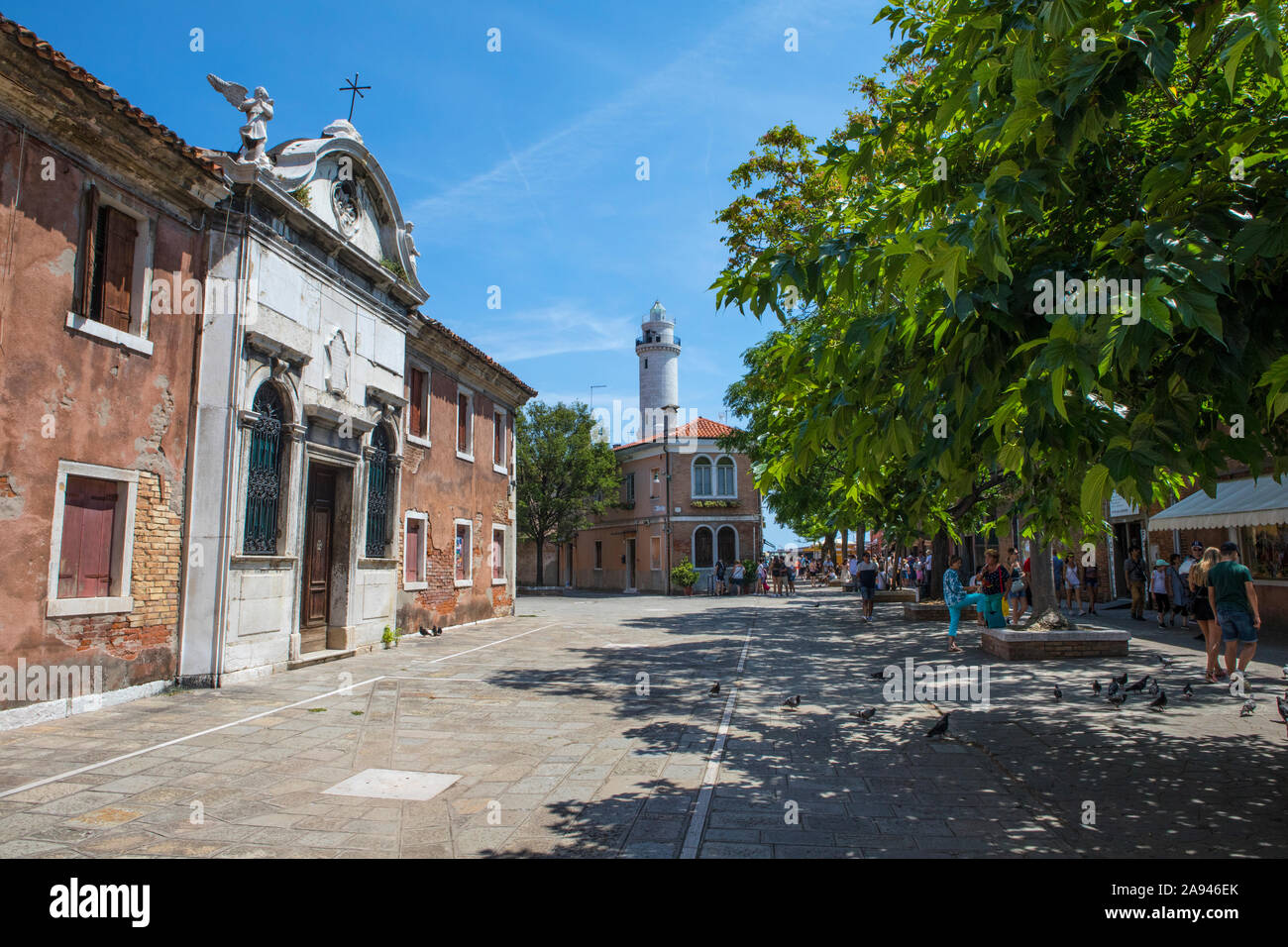 Murano, Italien - 19. Juli 2019: Blick auf die Calle Bressagio auf der venezianischen Insel Murano in Italien. Der Leuchtturm, bekannt als Faro di Murano, ist in Th Stockfoto