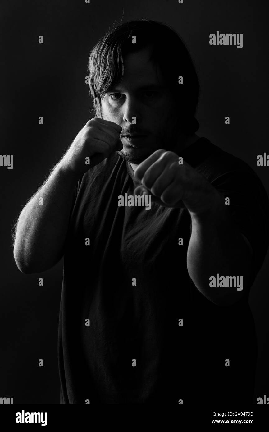 Dunkles Bild eines Mannes, der bereit ist, etwas zu kämpfen Stockfoto