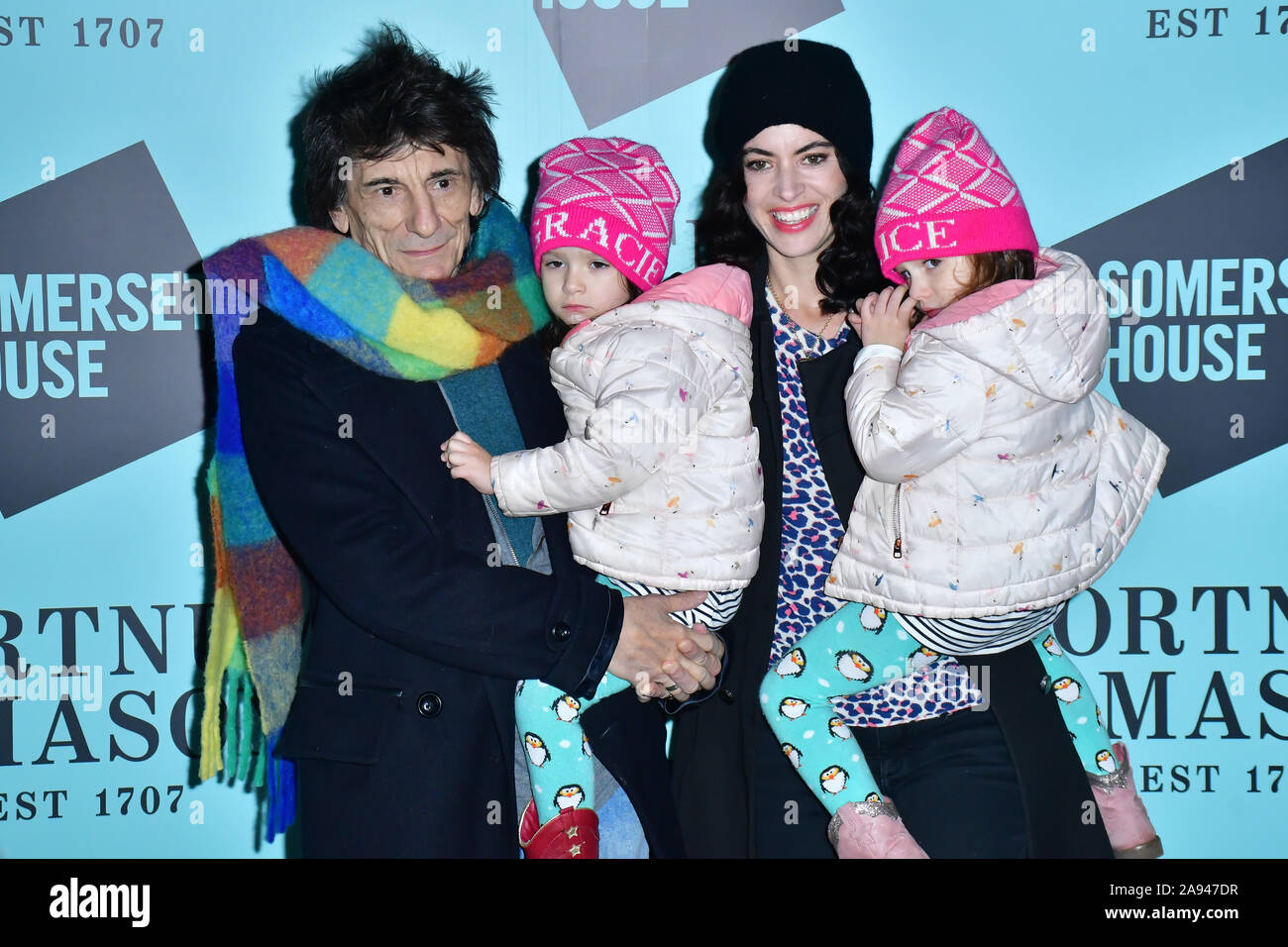 London, Großbritannien. 12. Nov 2019. Ronnie Wood, Sally Holz, Gracie Sabine Holz und Alice Rose Holz arrivers Skate im Somerset House mit Fortnum & Mason Launch Party, London, Somerset House, 12. November 2019, London, UK. Stockfoto