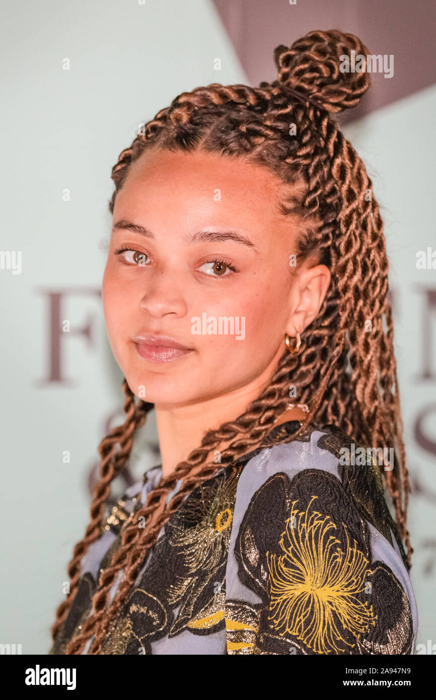 Somerset House, London, Großbritannien, 12. November 2019. Celebrity Ankunft auf dem roten Teppich für die jährliche Eröffnung des Somerset House Eisbahn, gesponsert von Fortnum & Mason. Credit: Imageplotter/Alamy leben Nachrichten Stockfoto