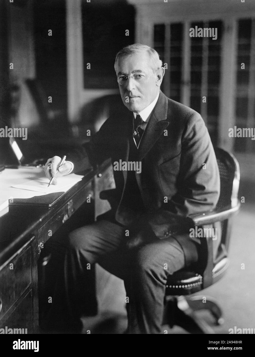 Woodrow Wilson (1856-1924), 28. Präsident der Vereinigten Staaten 1913-1921, Three-Quarter Länge Porträt am Schreibtisch im Oval Office des Weißen Hauses, Washington, D.C., USA, Foto von Harris & Ewing, 1913-1917 sitzt Stockfoto