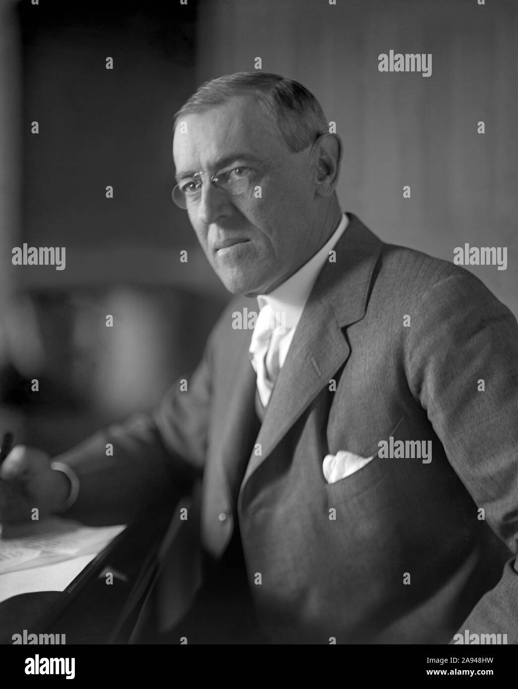 Woodrow Wilson (1856-1924), 28. Präsident der Vereinigten Staaten 1913-1921, halber Länge Porträt sitzt am Schreibtisch im Oval Office des Weißen Hauses, Washington, D.C., USA, Foto von Harris & Ewing, 1913-1917 Stockfoto