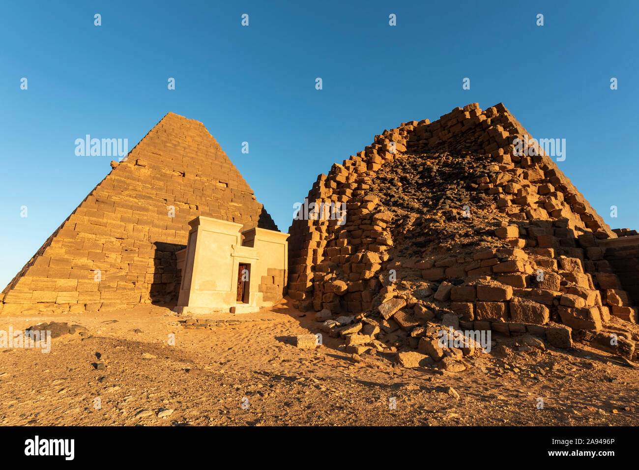 Pyramiden und rekonstruierte Kapelle auf dem Nordfriedhof in Begarawiyah, mit 41 königlichen Pyramiden der Monarchen, die das Königreich Ku... Stockfoto