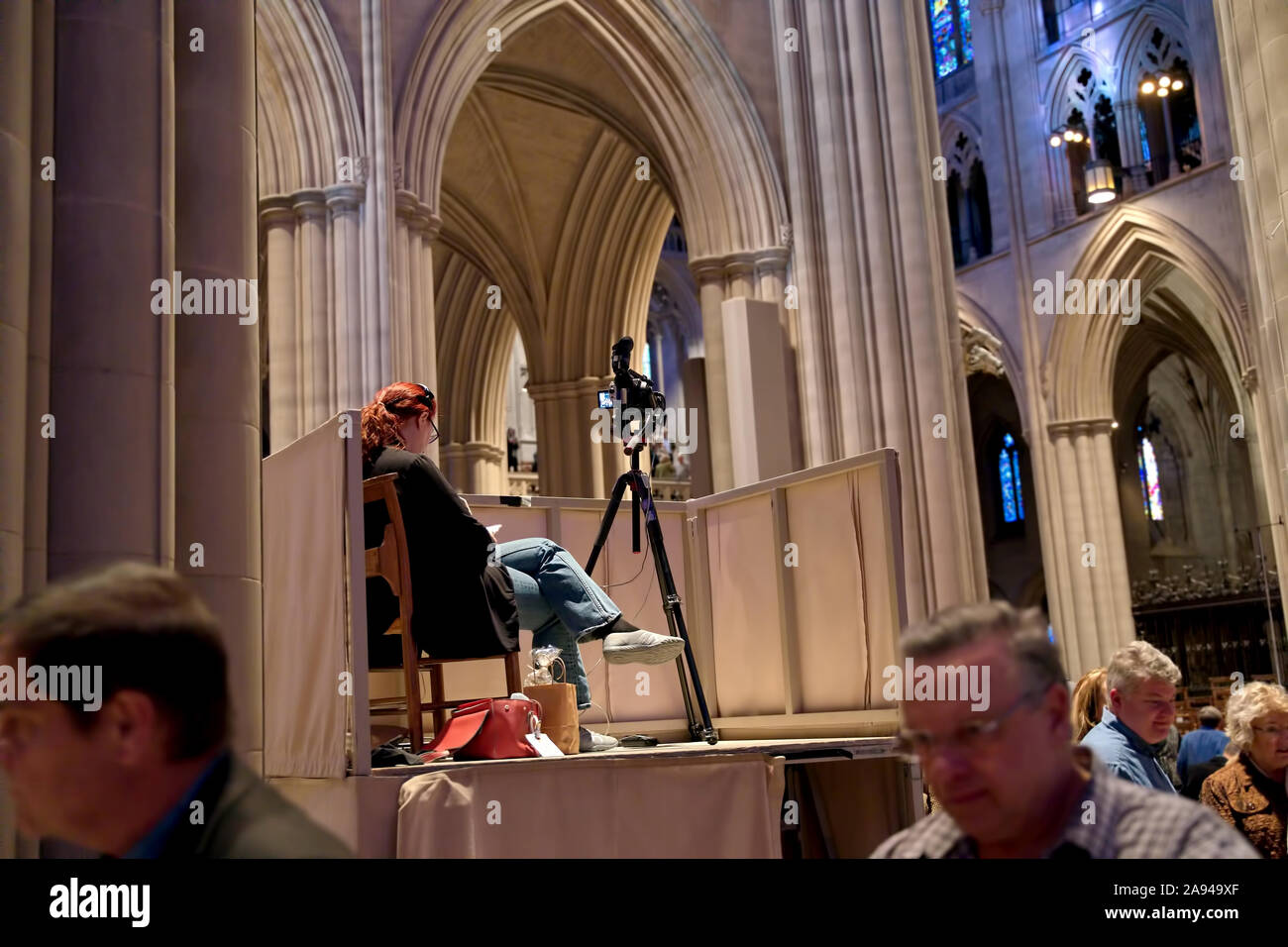 Washington, DC, USA. Mar 2019. Videographer und Kamera auf erhöhte Plattform, Aufzeichnung von Ereignissen an der Washington National Cathedral. Stockfoto