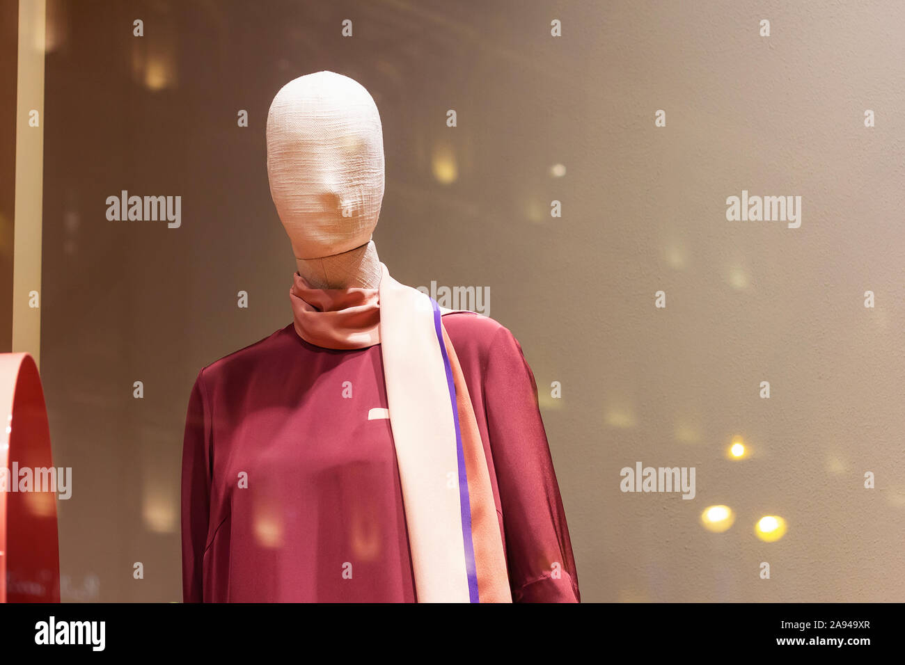 Mannequin in einem seidenen Pullover mit Schal. Showroom fashion reichen. Kopieren Sie Platz Stockfoto