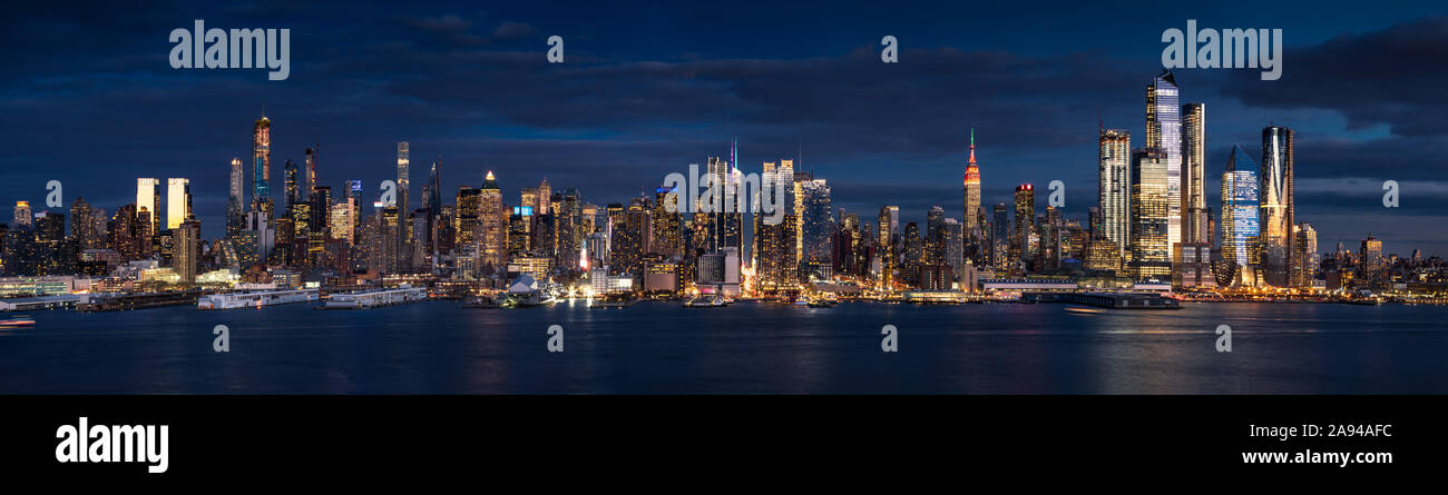 New York City Blick in der Dämmerung vom Hudson River mit Blick auf die höchsten Wolkenkratzer von Manhattan Midtown West. NY, USA Stockfoto