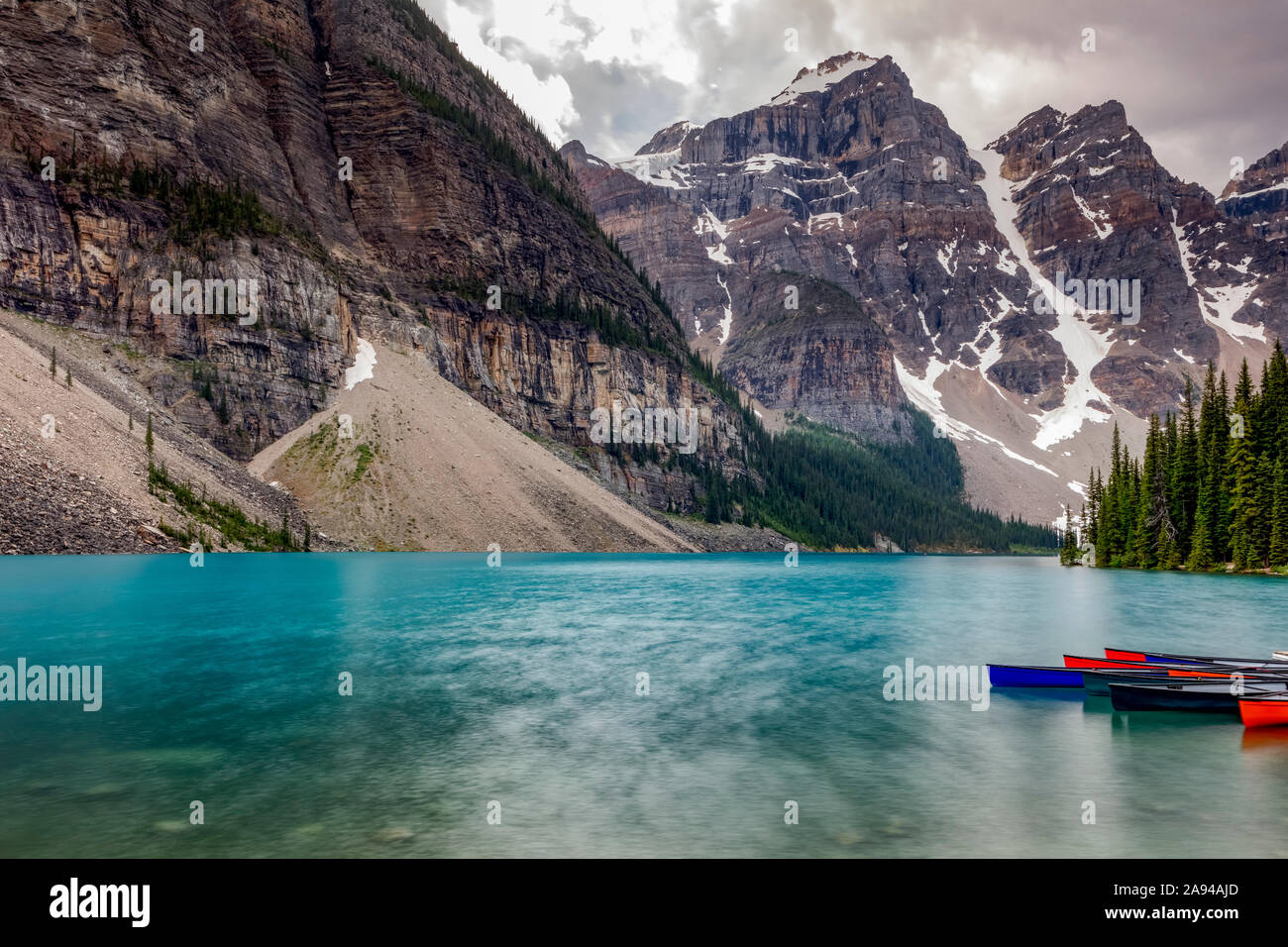 Türkisfarbenes Wasser eines ruhigen Sees in den Rocky Mountains, Jasper National Park; Alberta, Kanada Stockfoto