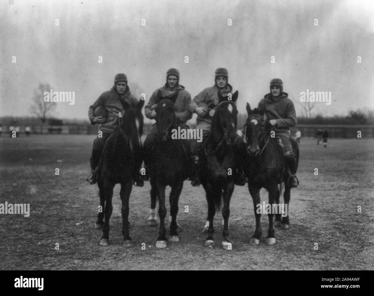 Die vier Reiter der Apokalypse (Notre Dame Football backfield) - Foto zeigt vier Fußball-Spieler auf dem Pferd halten Fußbälle, ca. 1924 Stockfoto