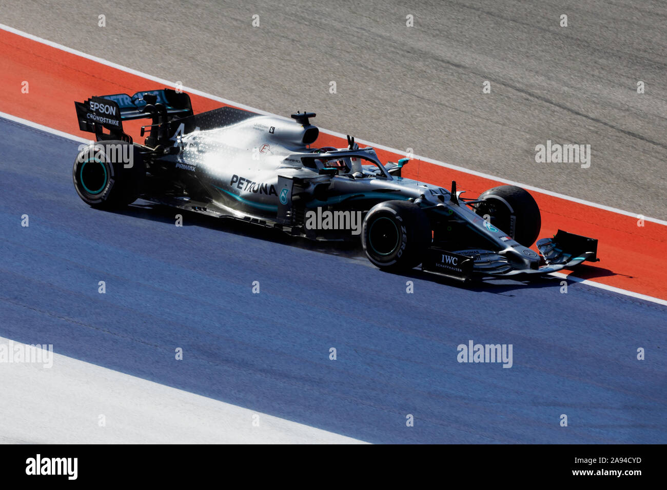 Mercedes Formel-1-Fahrer Lewis Hamilton nimmt eine Ehrenrunde nach seinem 6. Fahrer-WM-, US Grand Prix, Stromkreis des Nord-, Mittel- und Südamerika, Austin, Texas Stockfoto