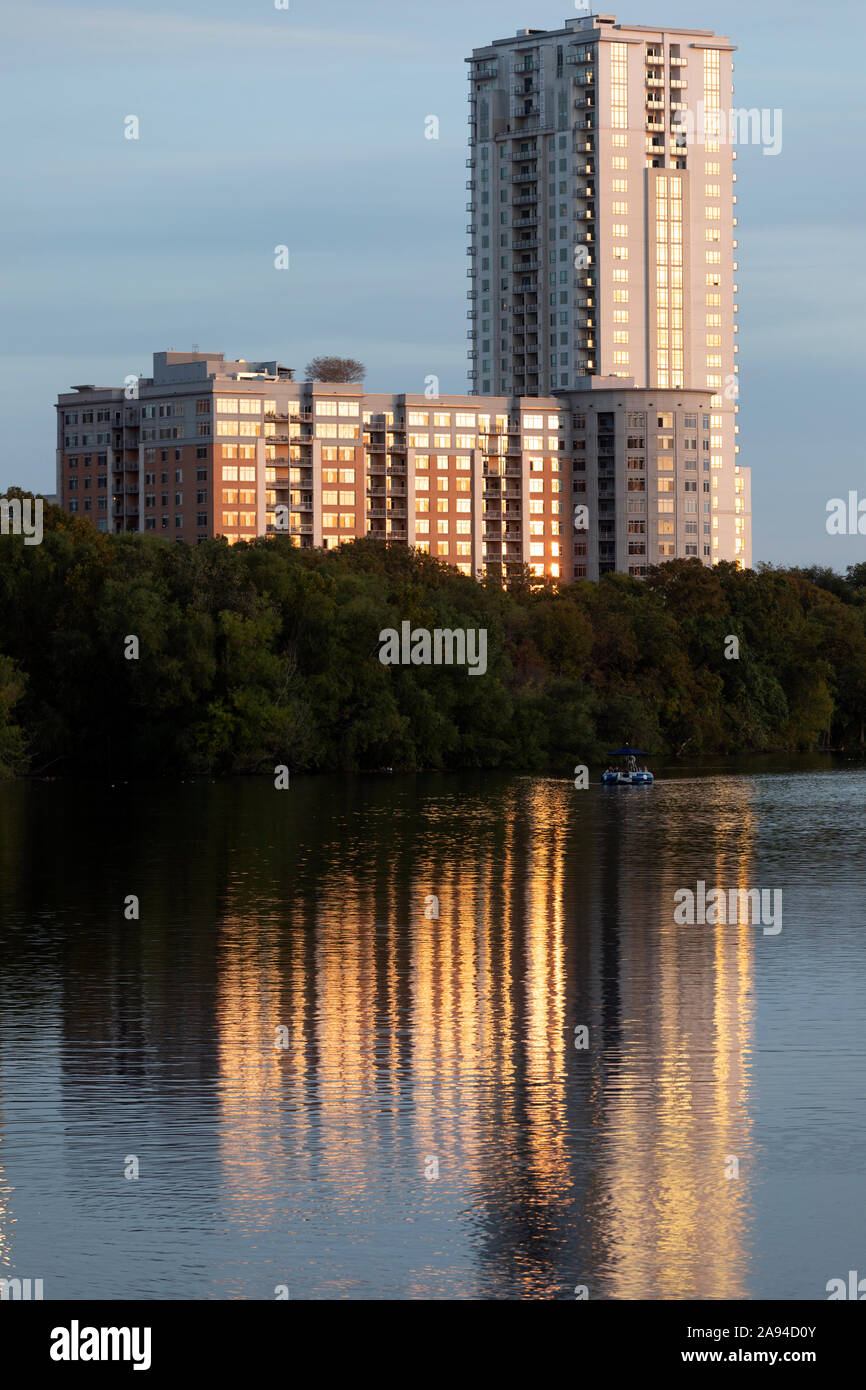 Apartment Gebäude auf Lady Bird Lake, Austin, Texas Stockfoto