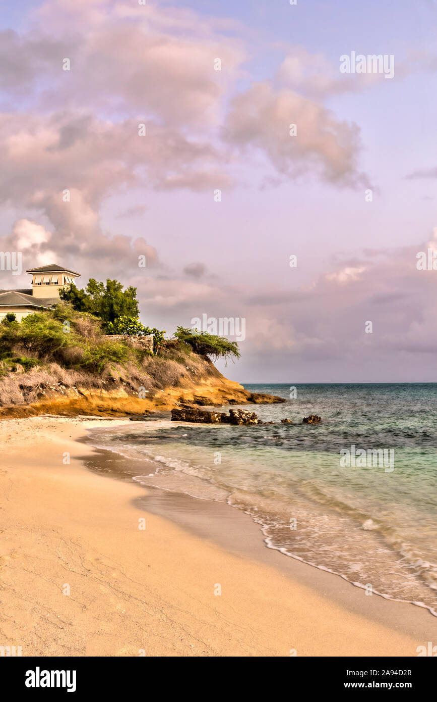 Haus an der Küste von Dickenson Bay; St. John's, Antigua und Barbuda Stockfoto