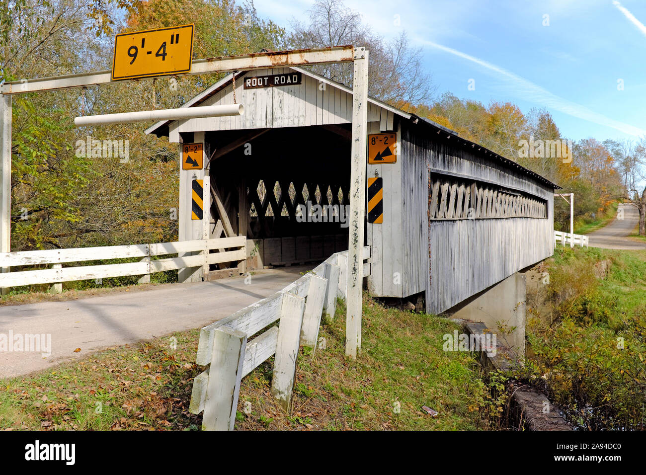 Die Wurzel Road Bridge ist eine von 19 Holz überdachten Brücken in Ashtabula County im Nordosten von Ohio USA. Stockfoto
