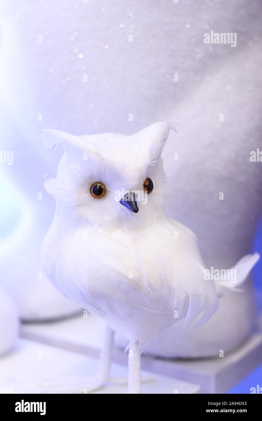 Kleine Eule Spielzeug auf einem weißen Hintergrund. Winterurlaub Weihnachtsfeier Home Decoration Stockfoto