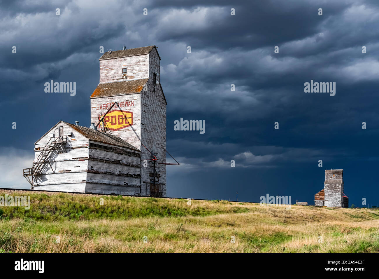Verwitterter Getreideaufzug und Sturm auf den Prärien; Saskatchewan, Kanada Stockfoto