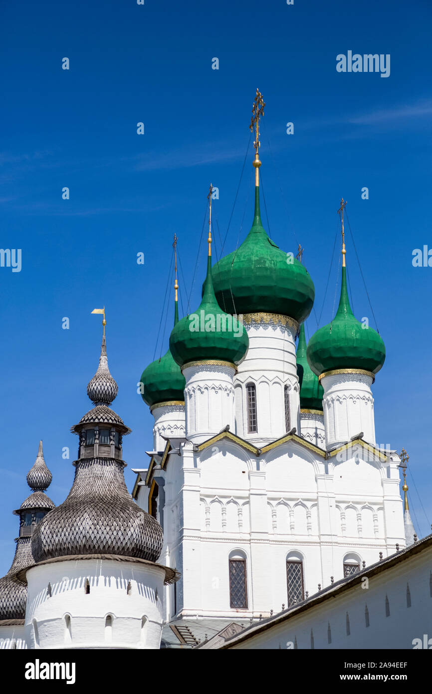 Tor-Kirche St. John und Turm, Kreml, Goldener Ring; Rostow Weliki, Jaroslawl Oblast, Russland Stockfoto