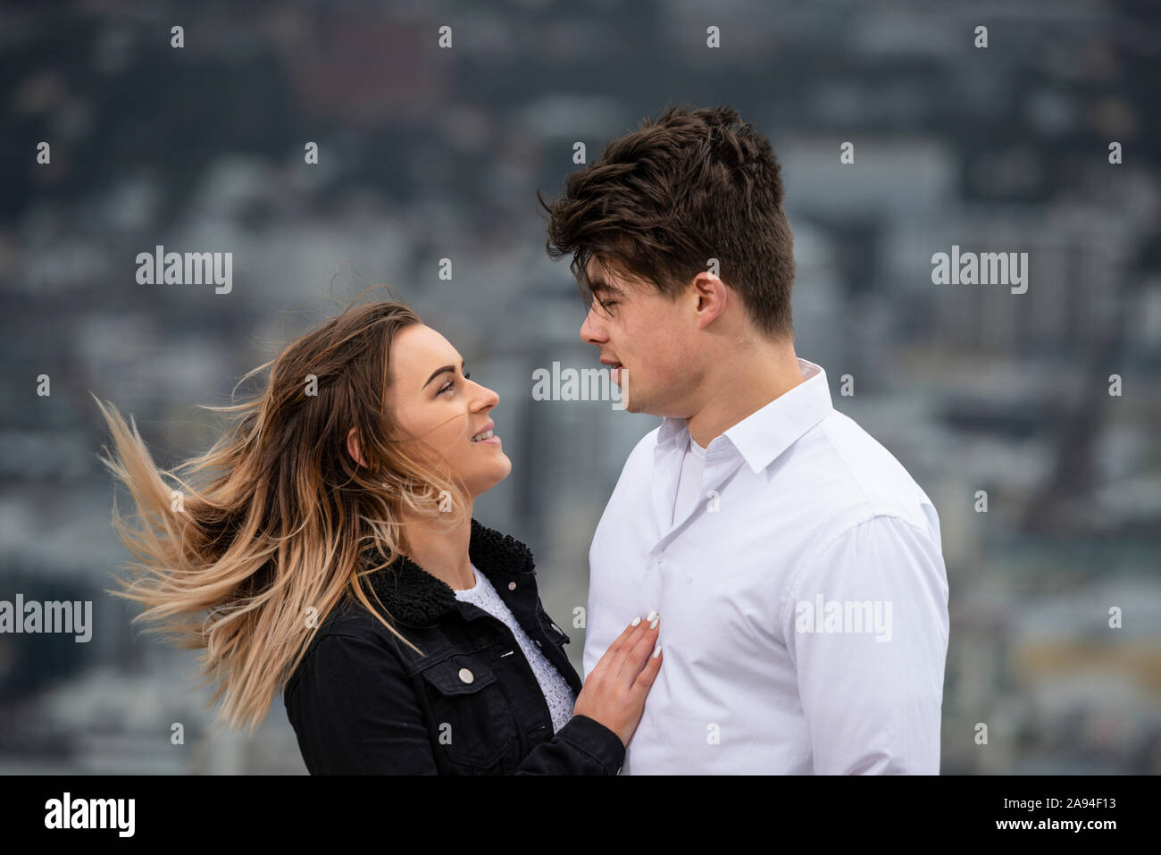 Porträt eines jungen Paares, das von Angesicht zu Angesicht spricht; Wellington, Nordinsel, Neuseeland Stockfoto