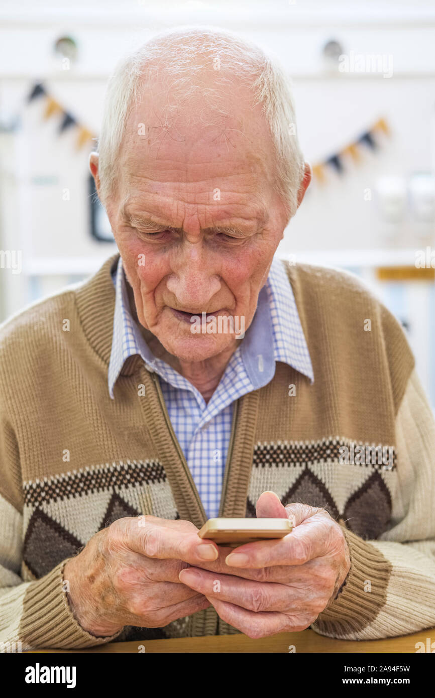 Älterer Mann im Alter von 97 Jahren mit Smartphone; Hartlepool, County Durham, England Stockfoto Älterer Mann im Alter von 97 Jahren mit Smartphone; Hartlepool, County Durham, England Stockfoto