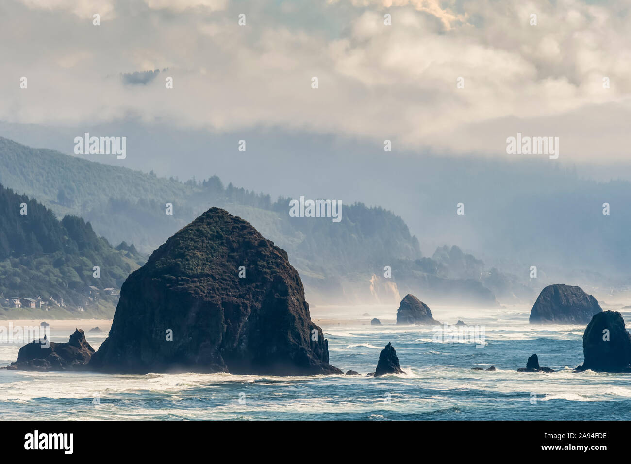 Haystack Rock ist ein prominentes Wahrzeichen am Cannon Beach an der Küste von Oregon; Cannon Beach, Oregon, USA Stockfoto