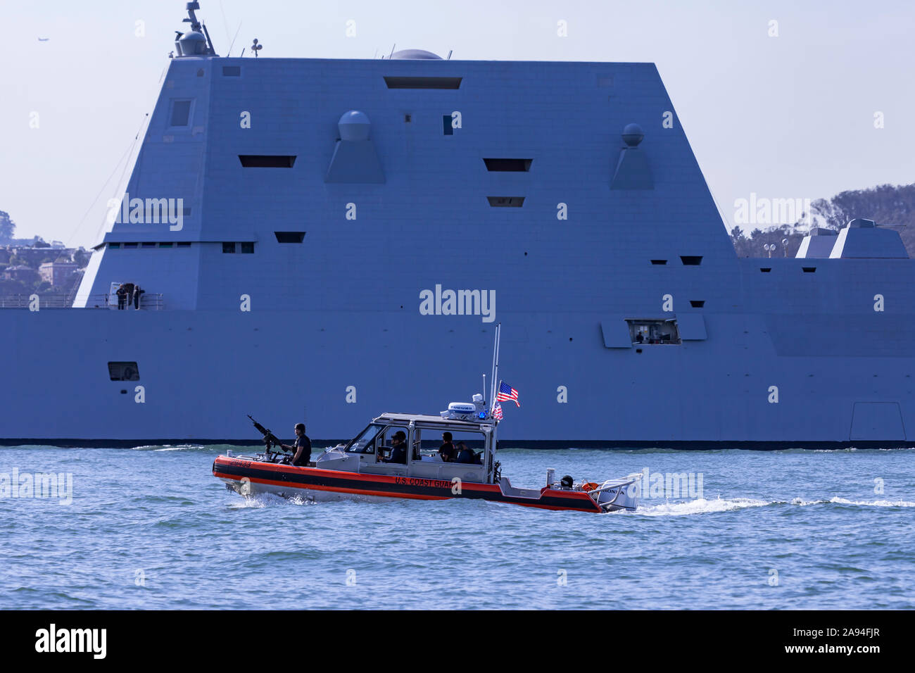 Der United States Navy Lenkwaffen-zerstörer USS Zumwalt (DDG-1000) wird von der Küstenwache MSST begleitet, wie es in der Bucht von San Francisco während der 201 Stockfoto