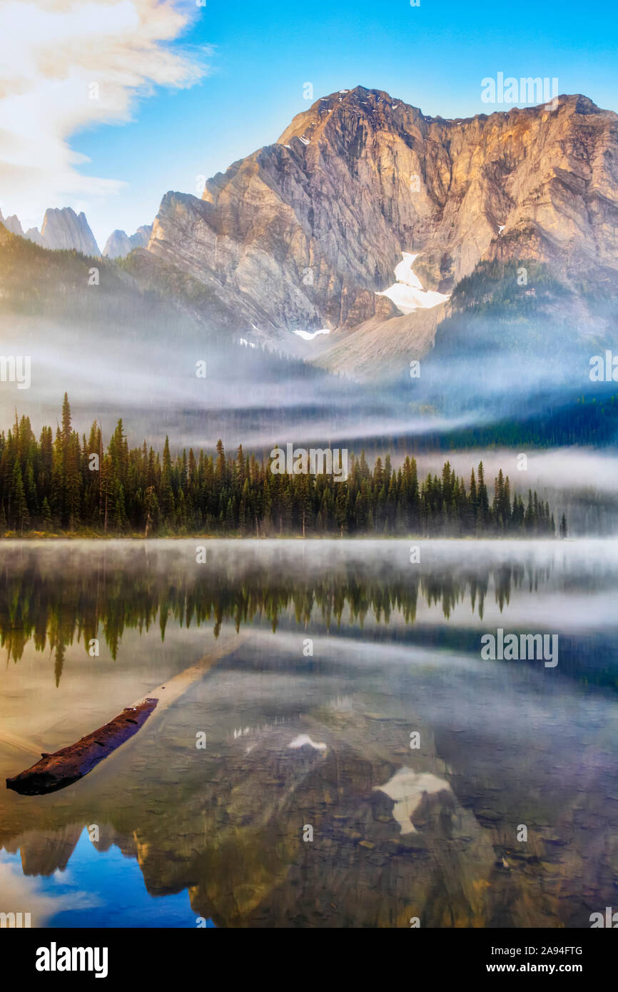 Ruhiger See mit Reflexionen im Elk Lakes Provincial Park; British Columbia, Kanada Stockfoto