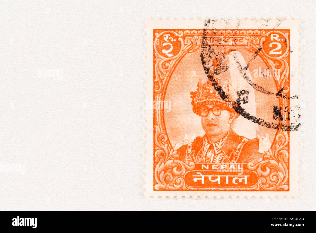 SEATTLE, Washington - 5. Oktober 2019: Nepal Briefmarke mit König Mahendra auf orange 2R Stempel. Scot #150 bildliche Frage. Stockfoto