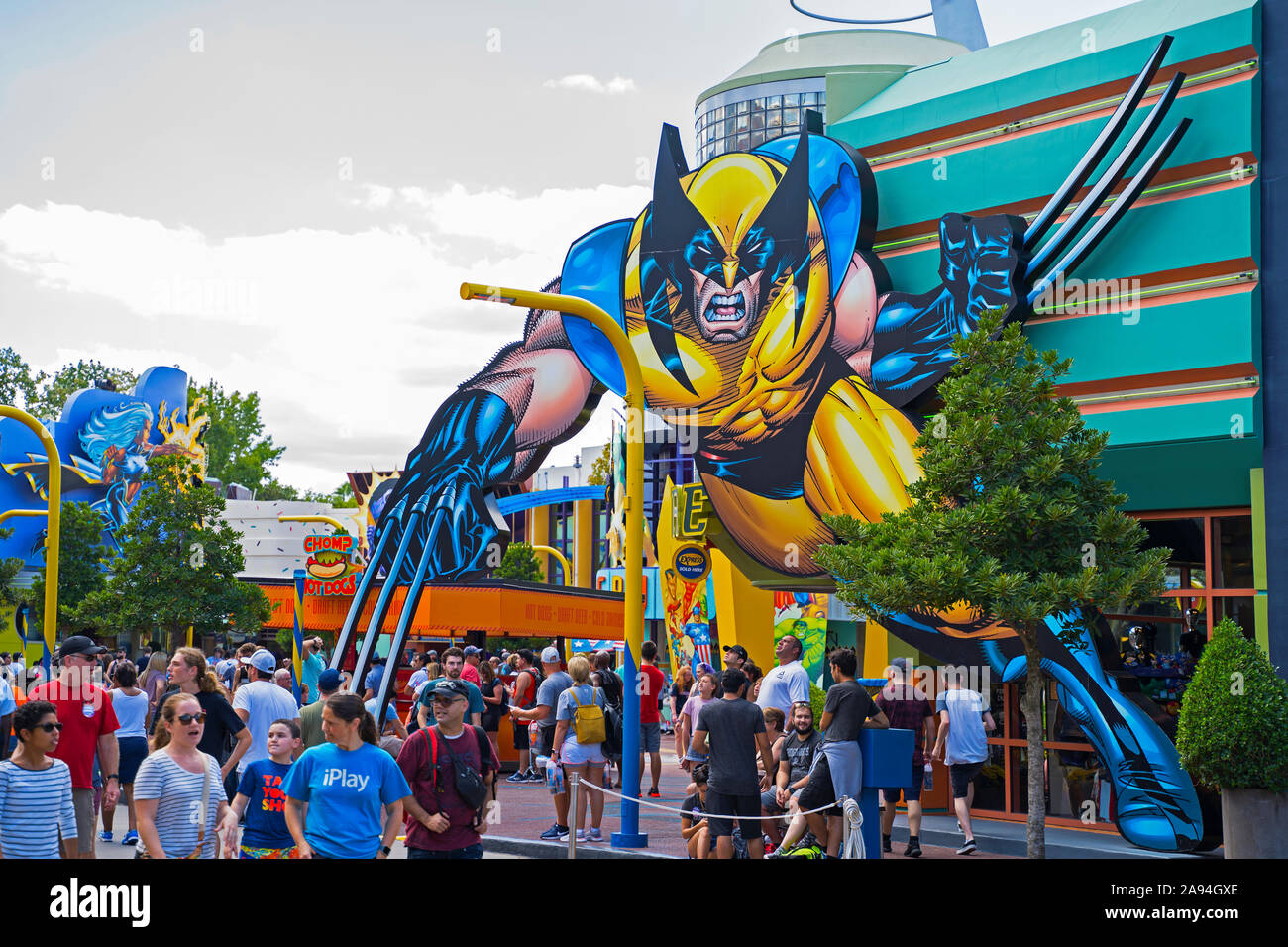 Alterniverse Store Eingang, Wolverine auf Äußere, Marvel Shop, mit Menschen, Super Hero Island, Insel der Abenteuer, Universal Studios, Orlando Stockfoto