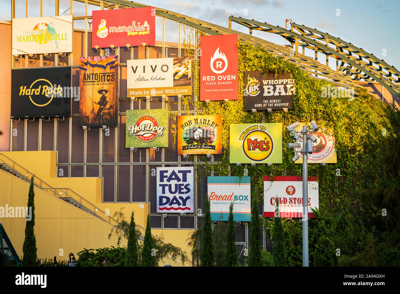 Restaurant, Beschilderung, Werbung, Anzeigen, Richtungen am Eingang der CityWalk Universal Studios Resort, Orlando, Florida, USA Stockfoto